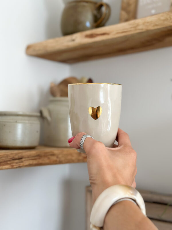 Tasse beige & coeur doré – Image 2