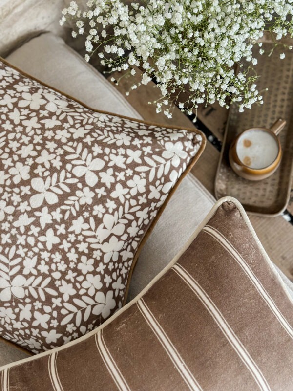 Housse de coussin fleurie - brun – Image 3
