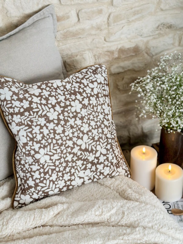 Housse de coussin fleurie - brun